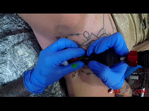 ❤️ Sully Savage mai tsananin jarfa ta yi tattoo a kan kwarin ta ❤️ Batsa na Rasha ️❤